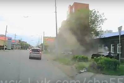 В Омске иномарка на улице Маяковского на большой скорости попала в аварию - omsk.mk.ru - Омск