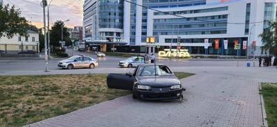 В Екатеринбурге пьяный водитель сбил двух пешеходов на тротуаре - znak.com - Екатеринбург - Люксембург