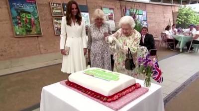 Елизавета II - принц Гарри - Кейт Миддлтон - Камилла Паркер-Боулз - Диана Лилибет - Елизавета II разрезала торт саблей перед саммитом G7 - piter.tv - Англия - Великобритания