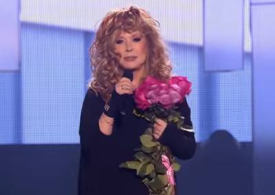 Алла Пугачева - Максим Галкин - Даже сумочку в руках уже не держит: обессиленная Алла Пугачева едва на ногах держится, Галкин - рядом - ukrainianwall.com