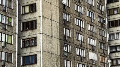 Мужчина остался в живых после падения из девятиэтажки на Дыбенко - piter.tv - Петербург