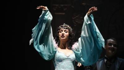Ольга Бузова - Бузова отметила премьеру спектакля в МХАТ зажигательной лезгинкой под аплодисменты - 5-tv.ru