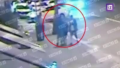 Опубликовано видео нападения на хоккеиста в центре Москвы - iz.ru - Москва