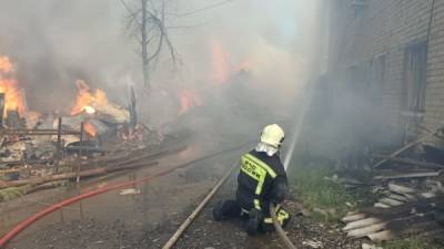 Пламя охватило 1500 "квадратов" - в Екатеринбурге полыхают несколько многоквартирных домов, машины и склады - nakanune.ru - Екатеринбург