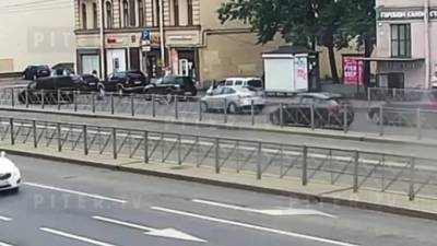 Видео: у метро "Обводный канал" велосипедист попал под машину - piter.tv - Санкт-Петербург
