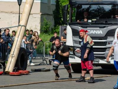 В Нижнем парке силачи тягали грузовик, и поднимали платформы с автомобилями (фото) - lipetskmedia.ru - ЦФО
