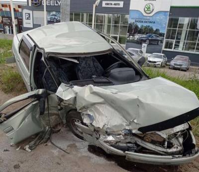 В Сыктывкаре при столкновении "десятки" и Mercedes серьезно пострадали два человека - komiinform.ru - Сыктывкар