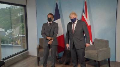 Борис Джонсон - На G7 "колбасная война" Джонсона с Макроном затмила прокол Байденов - vesti.ru - Англия - Париж - Ирландия