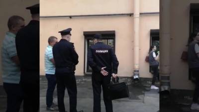 Петербургская полиция силой хочет попасть на выставку-аукцион в поддержку политзаключенных - piter.tv - Санкт-Петербург