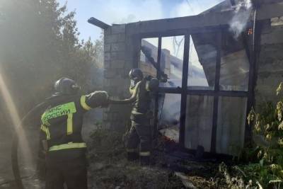 В Челябинске на одной улице загорелись три частных дома - chel.mk.ru - Челябинская обл. - Челябинск - район Тракторозаводский