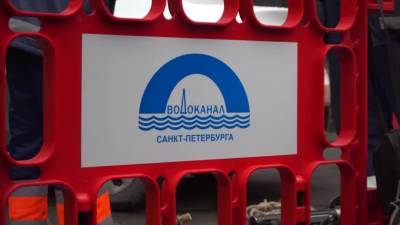 Прорвало трубу с холодной водой на Замшиной улице - piter.tv - Санкт-Петербург - район Калининский