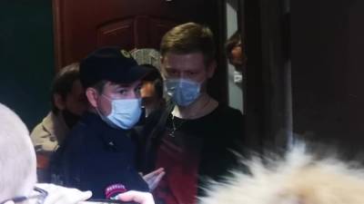 На Фонарном переулке выставка-аукцион "20.2" закончилась, но полиция так и не смогла попасть на нее - piter.tv