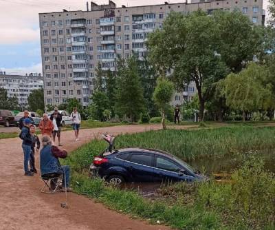 У метро «Проспект Просвещения» иномарка застряла в пруду - neva.today - Санкт-Петербург