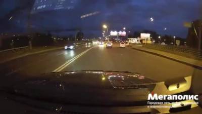 На Витебском проспекте Renault подкинул в воздух Daihatsu - piter.tv - Санкт-Петербург - р-н. Московский - Витебск - Петербург