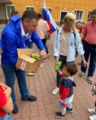 Григорий Артамонов - В Чехове единороссы раздавали мороженое к Дню России - runews24.ru