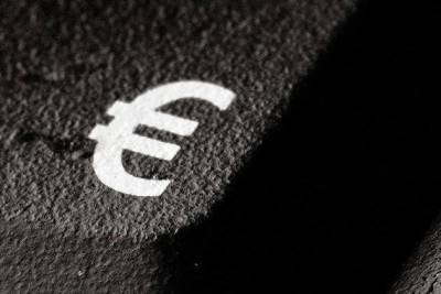 Курс евро укрепляется к доллару после сильной статистики по еврозоне - smartmoney.one - Москва