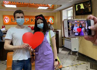 Во Всемирный день донора смоленские волонтеры сдали кровь - rabochy-put.ru