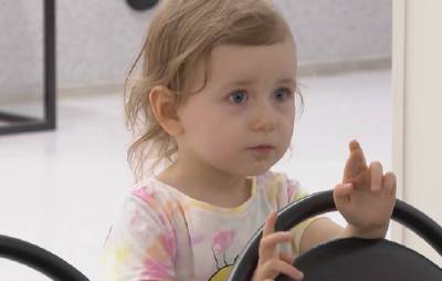 «Каждый цвет важен»: выставка трехлетней художницы стартовала в Белоруссии - vm.ru