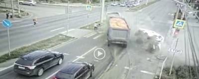 В Волгограде грузовик снес маршрутку на светофоре, пешеходы едва избежали гибели - runews24.ru - Волгоград