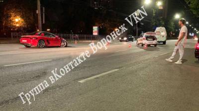 Porsche - Красный Porsche попал в ДТП с такси в Воронеже - vestivrn.ru - Воронеж