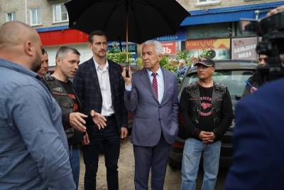 Владимир Васильев - Владимир Васильев проверил, как активисты отремонтировали ямы в Торжке - tver.mk.ru - район Торжокский