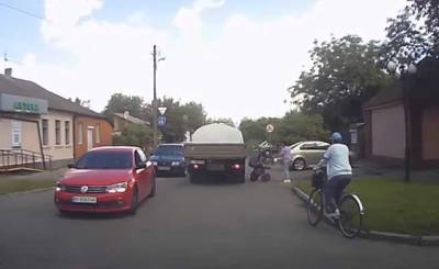 На Полтавщине грузовик наехал на девушку з ребенком на руках: момент попал на видео - novostiua.news