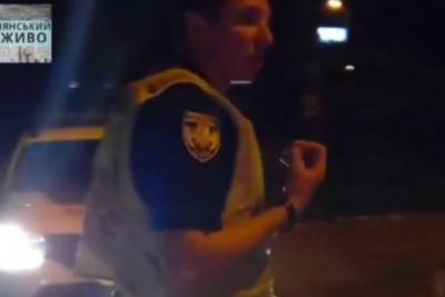 В Киеве патрульный выбил телефон из рук женщины и попал на видео - rupor.info - Киев - район Деснянский