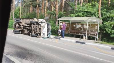 На остановке в Воронеже после ДТП с легковушкой перевернулся грузовик - vestivrn.ru - Воронеж - Воронежская обл.