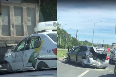 Пассажирка вылетела из такси и погибла после ДТП с грузовиком в Петербурге - spb.mk.ru - Ленинградская обл. - Санкт-Петербург