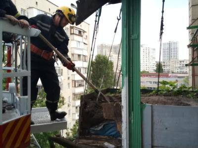 В Киеве обвалился балкон с почти тонной грунта – на нем устроили огород с клубникой - gordonua.com - Киев - район Дарницкий