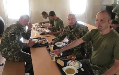 В сети появились фото скудных обедов украинских резервистов - korrespondent.net - Крым - Черниговская обл.