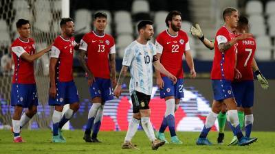 Артуро Видаль - Сборные Аргентины и Чили сыграли вничью на Кубке Америки - iz.ru - Израиль - Рио-Де-Жанейро - Боливия - Аргентина - Чили - Уругвай - Парагвай - Бразилиа