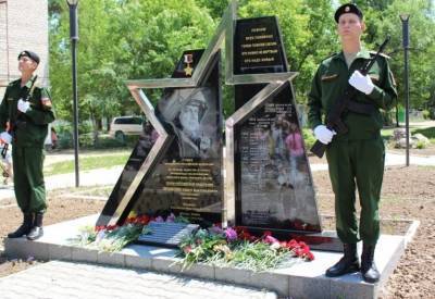 Олег Пешков - В Приморье задержали школьниц за осквернение памятника Герою России, погибшего в Сирии - znak.com - Сирия - Приморье край