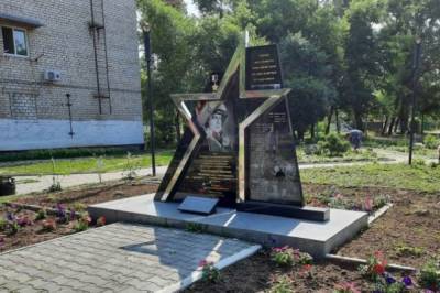 Олег Пешков - В Приморье задержали школьниц за осквернение памятника лётчику Пешкову - aif.ru - Сирия - Приморье край