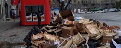 На площади Калинина в Новосибирске ежедневно вырастает куча мусора - runews24.ru - Новосибирск