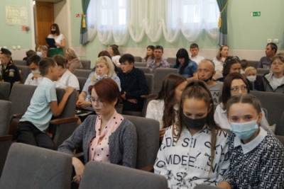 Вадим Лысанов - В канун Дня России в Кунгуре торжественно вручили первые паспорта 14-летним школьникам - iskra-kungur.ru - Пермь