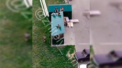 В воронежском Шилово 8 детей устроили опасные прыжки по крыше мусорки - vestivrn.ru - Воронеж
