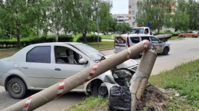 В Заречном после ДТП на автомобиль рухнул фонарный столб - penzainform.ru