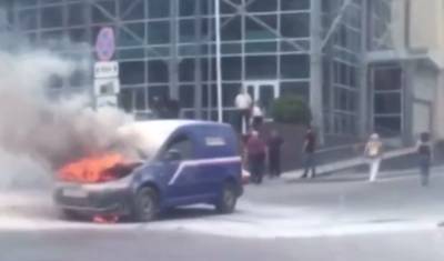 Сгорел автомобиль почты у Ленинского суда в Тюмени (Видео) - nashgorod.ru - Тюмень