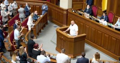 Василий Вирастюк - Аплодисменты от "Слуг" и "Ганьба!" от остальных: Вирастюк принес присягу в Раде - delo.ua