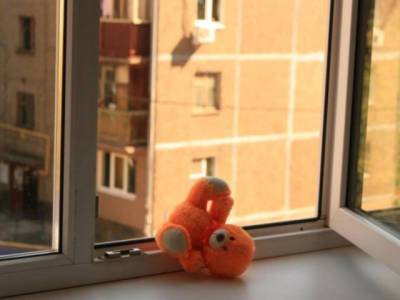 Пятилетний южноуралец выпал из окна пятого этажа - u24.ru - Челябинская обл. - Магнитогорск