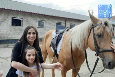 Подопечные Центра соцобслуживания Минтруда РД посетили конный клуб «Джигит» - mirmol.ru