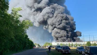 Пожар на химзаводе в Роктоне: Эвакуированные жители все еще не могут вернуться домой - usa.one - шт. Иллинойс