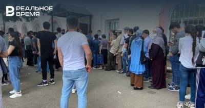 Сотни мигрантов выстроились в очередь за продлением разрешений в Казани - realnoevremya.ru - респ. Татарстан - Казань
