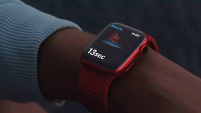 СМИ: Apple Watch смогут измерять температуру тела и уровень сахара в крови - vesti.ru