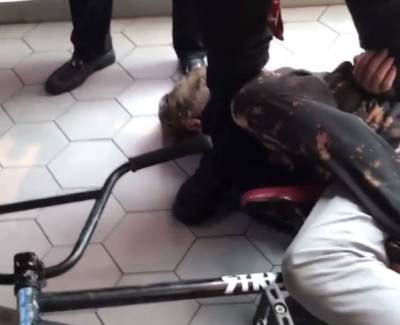 В ТЦ Галерея охранники избили двух молодых людей - ivbg.ru - Петербург