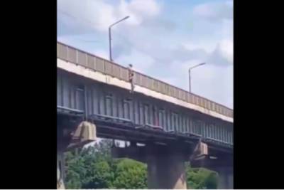 В Днепре девушка прыгнула с моста: момент прыжка попал на видео - rupor.info