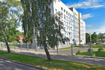 Возле первой поликлиники Курска пустят под пилу деревья ради строительства парковки - chr.mk.ru - Курская обл. - Курск - Экология