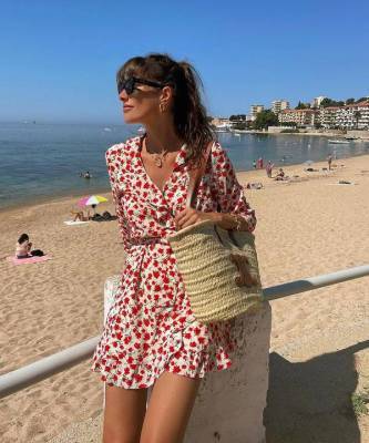 И на пляж, и на работу, и на свидание — одно цветочное платье, как у Жюли Феррери, которое станет этим летом хитом - skuke.net
