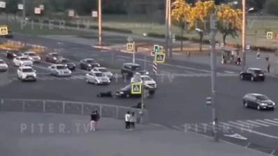 Мотоциклист врезался в легковушку на перекрёстке Пражской улицы и проспекта Славы - piter.tv - Ленинградская обл. - Санкт-Петербург